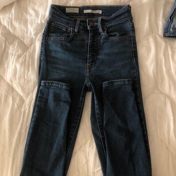 Classic Levi’s blue jeans - Picture 2 of 3